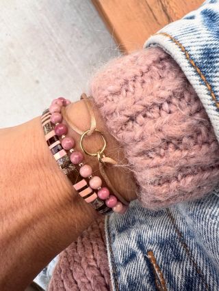 Podzim - čas, kdy se náramky ladí ke svetrům! 🧶 Jakou barvu má tvůj nejmilejší svetr? A už k němu máš sladěný setík? 🙃...