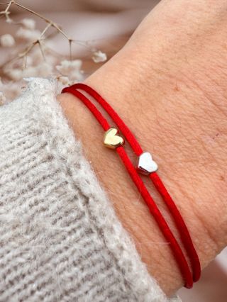 Jedna last minute novinka právě přistála na e-shopu! Stříbrné nebo pozlacené srdíčko na saténové šňůrce❤️ Odesíláme denně...