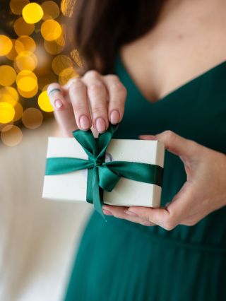 Za poslední měsíc jsem měla v ruce více než 330 kusů našich dárkových krabiček🎁🤎 Jsme vděční, že máte naše dárkové balení...